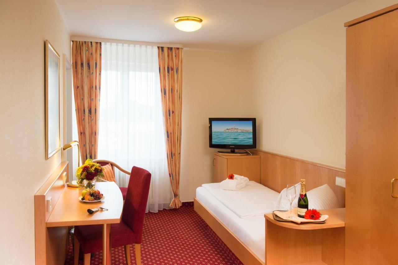 Strandhotel Loechnerhaus ไรเชอเนา ภายนอก รูปภาพ